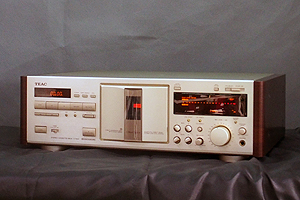 TEAC　カセットデッキ　V-7010